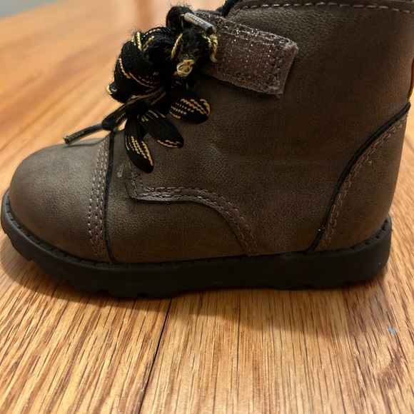 Carter’s boys boots 5T - Picture 1 of 3